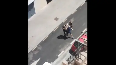 Un vigilante se enfrenta a unos ladrones Un vigilante se enfrenta a unos ladrones