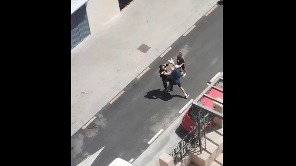 Un vigilante se enfrenta a unos ladrones Un vigilante se enfrenta a unos ladrones