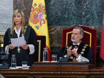 El rey Felipe VI (c), la presidenta del CGPJ Isabel Perelló (i), y el ministro de Justicia Félix Bolaños