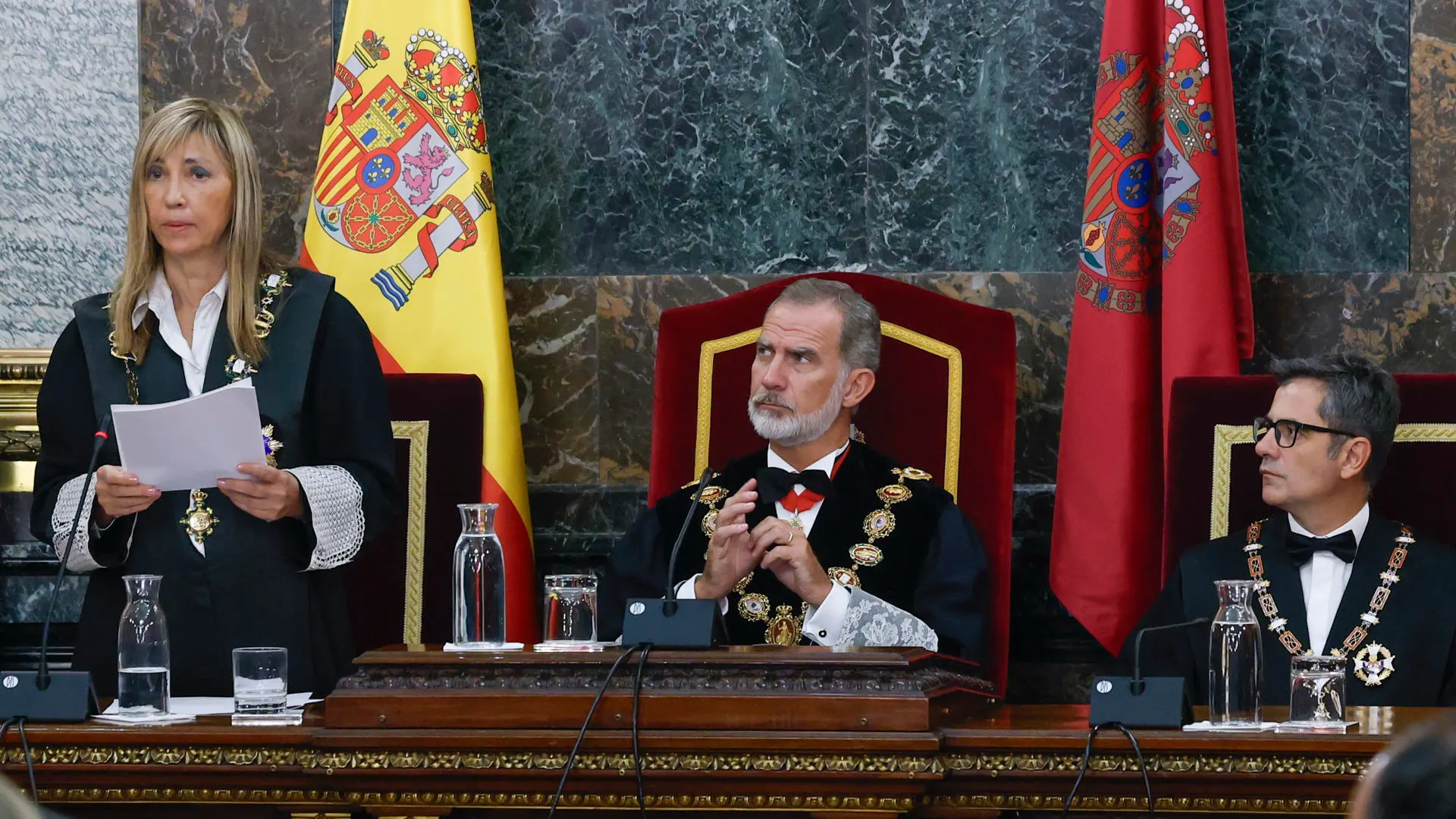 El rey Felipe VI (c), la presidenta del CGPJ Isabel Perell&oacute; (i), y el ministro de Justicia F&eacute;lix Bola&ntilde;os