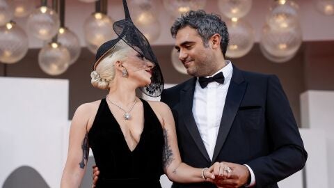 Lady Gaga con su pareja, Michael Polansky, presentando Joker: folie à deux en el Festival de Venecia