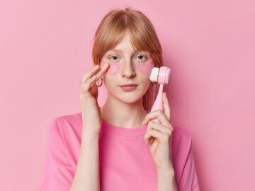 Adolescente haciendo una rutina de skincare