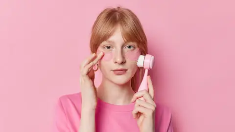 Adolescente haciendo una rutina de skincare Adolescente haciendo una rutina de skincare