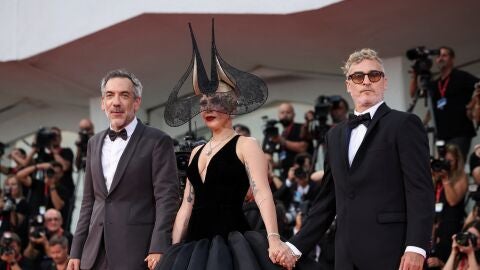 Todd Phillips, Lady Gaga y Joaquin Phoenix presentando Joker: folie à deux en el Festival de Venecia