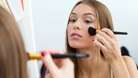 Chica se maquilla Chica se maquilla