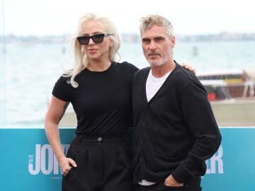 Joaquin Phoenix y Lady Gaga presentando Joker: folie à deux en el Festival de Venecia