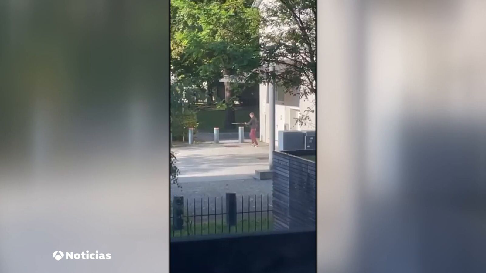 Duras imágenes: La policía alemana abate a un joven armado con un rifle junto al consulado israelí 