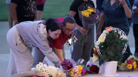 El FBI había alertado sobre el autor del tiroteo en un instituto estadounidense Unas estudiantes depositan flores en el Instituto escenario del tiroteo