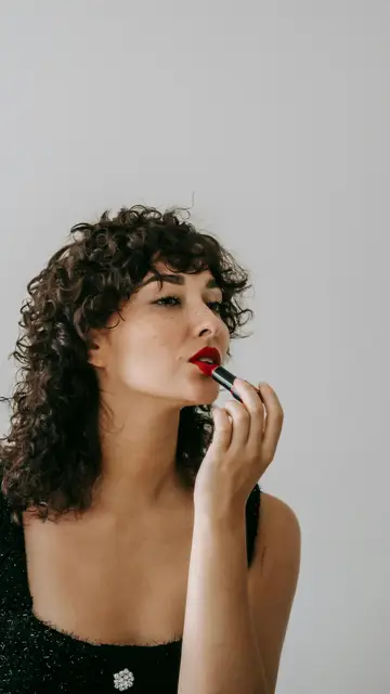 Chica se pinta los labios de rojo Chica se pinta los labios de rojo