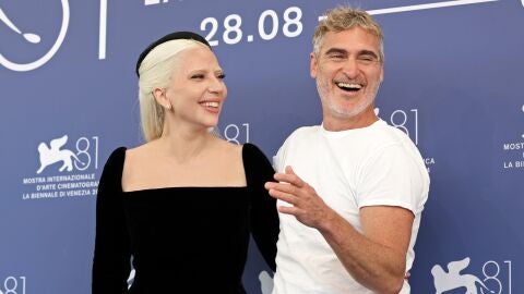 Joaquin Phoenix y Lady Gaga presentando Joker: folie à deux en el Festival de Venecia