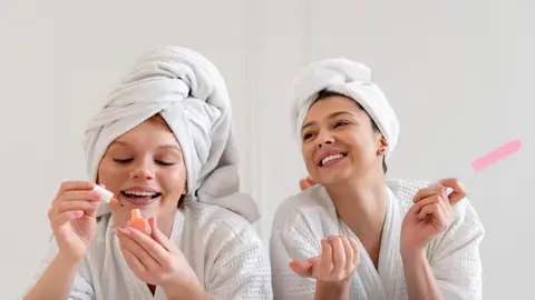 Adolescentes usando productos de belleza Adolescentes usando productos de belleza