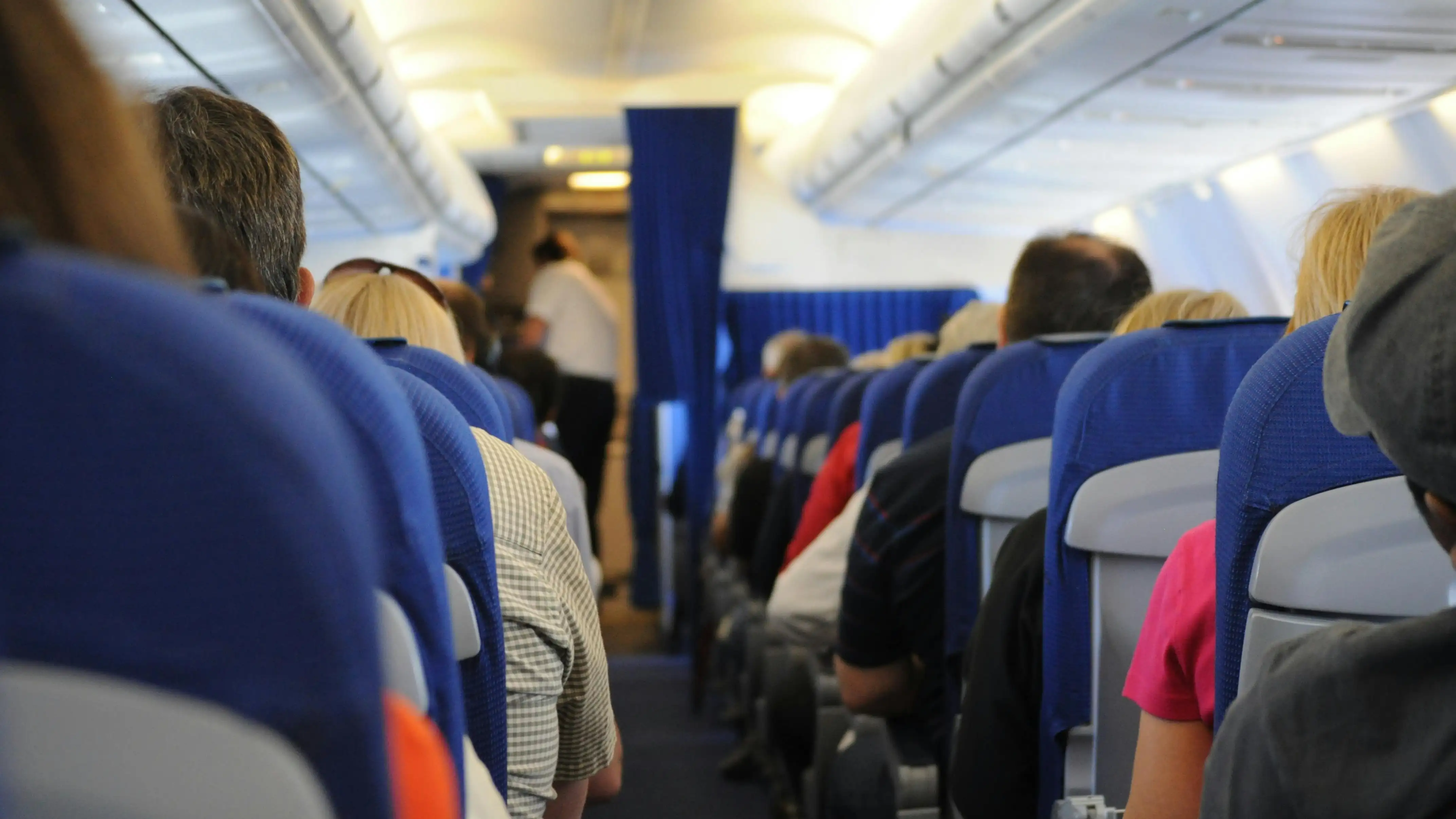 Un pasajero ebrio intenta irrumpir en la cabina de un vuelo Un pasajero ebrio intenta irrumpir en la cabina de un vuelo