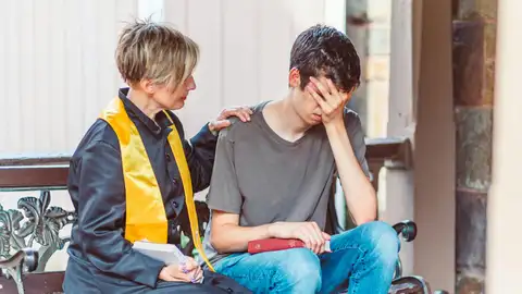 Una padre escucha a su hijo adolescente, que se muestra preocupado Una padre escucha a su hijo adolescente, que se muestra preocupado