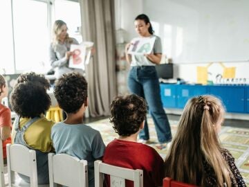 Niños y niñas escuchan la lección en el colegio