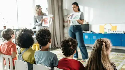 Niños y niñas escuchan la lección en el colegio Niños y niñas escuchan la lección en el colegio