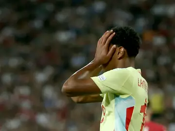 Lamine Yamal se lamenta durante el Serbia-España de la Nations League Lamine Yamal se lamenta durante el Serbia-España de la Nations League