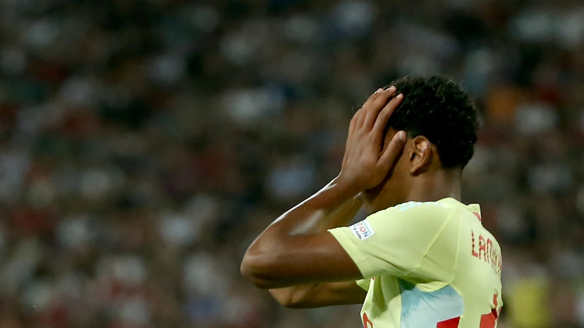 Lamine Yamal se lamenta durante el Serbia-España de la Nations League Lamine Yamal se lamenta durante el Serbia-España de la Nations League