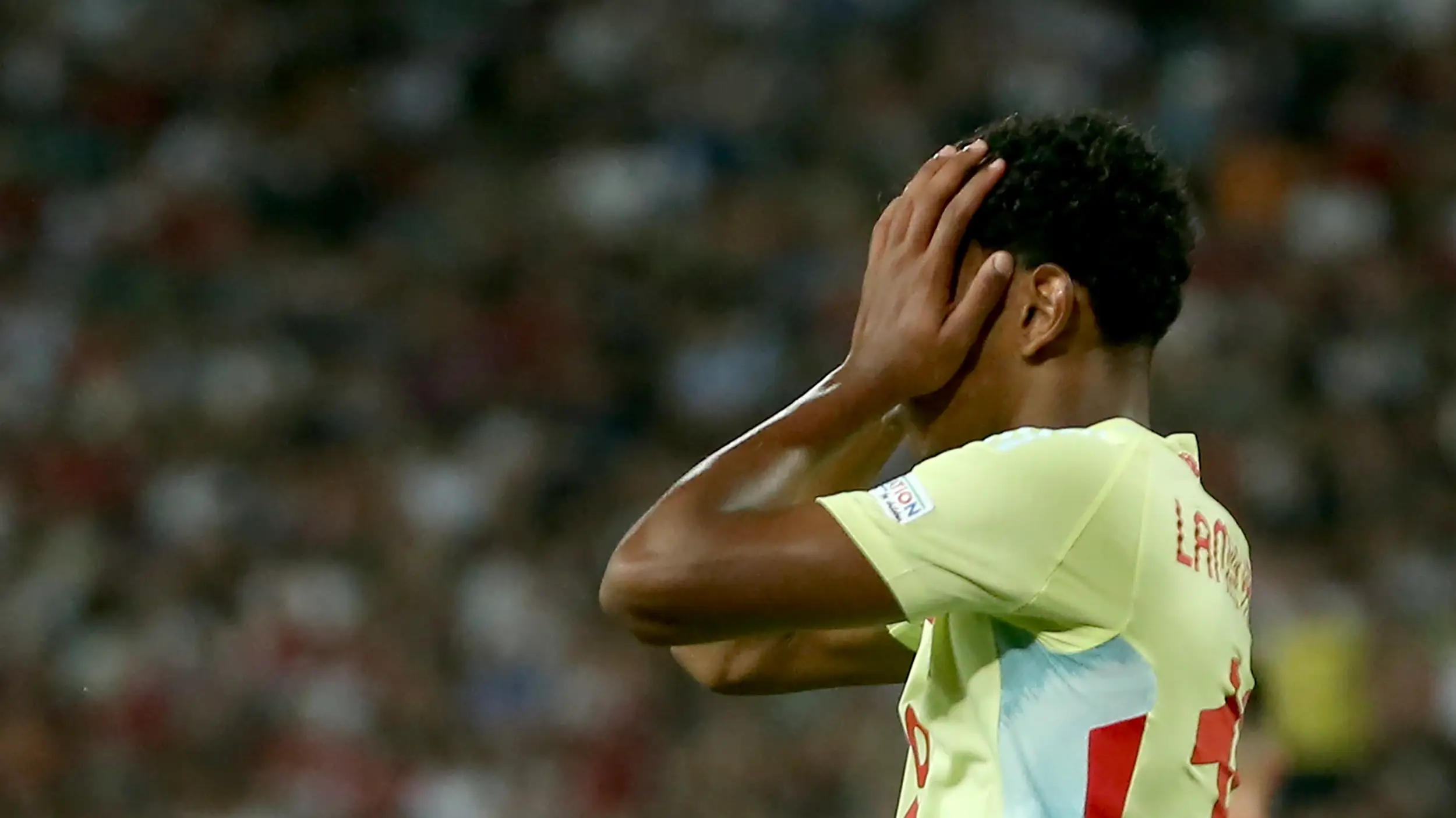 Lamine Yamal se lamenta durante el Serbia-España de la Nations League Lamine Yamal se lamenta durante el Serbia-España de la Nations League