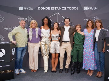 Yon Gonz&aacute;lez, Amaia Aberasturi, Melani Olivares, Lucia Caraballo, Ella Kweku protagonistas de la serie Beguinas; junto a los productores, Sonia Mart&iacute;nez de Buend&iacute;a y Montse Garc&iacute;a de Atresmedia. 