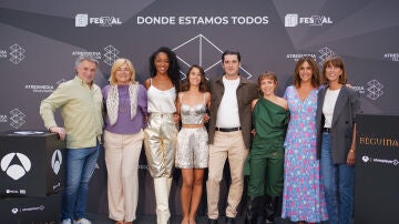 Yon González, Amaia Aberasturi, Melani Olivares, Lucia Caraballo, Ella Kweku protagonistas de la serie Beguinas; junto a los productores, Sonia Martínez de Buendía y Montse García de Atresmedia. 