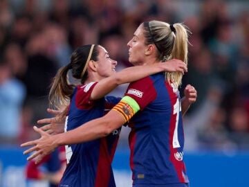 Aitana Bonmatí y Alexia Putellas se abrazan en un partido del Barça Femenino