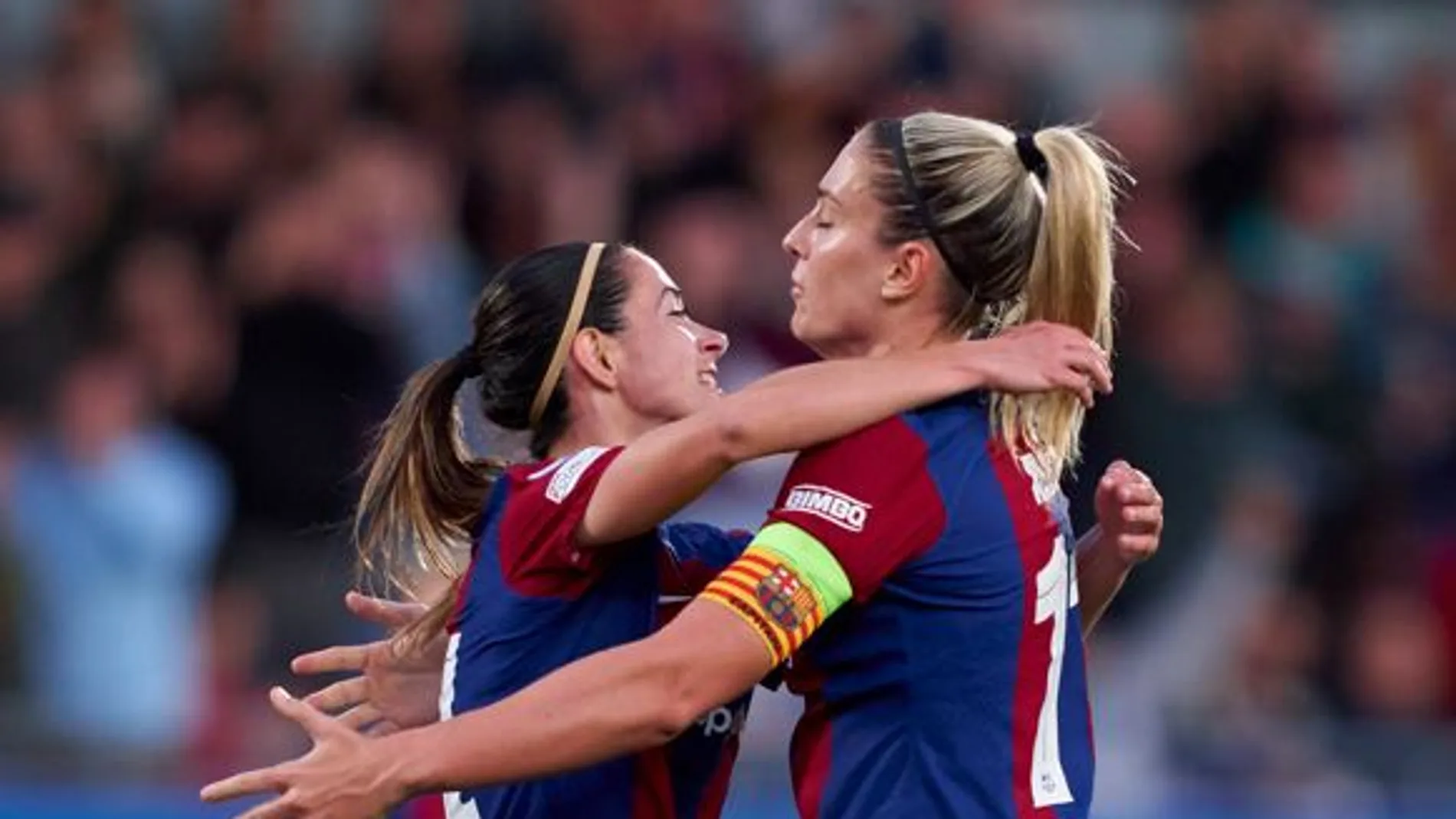 Aitana Bonmatí y Alexia Putellas se abrazan en un partido del Barça Femenino Aitana Bonmatí y Alexia Putellas se abrazan en un partido del Barça Femenino