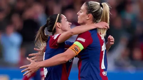 Aitana Bonmat&iacute; y Alexia Putellas se abrazan en un partido del Bar&ccedil;a Femenino