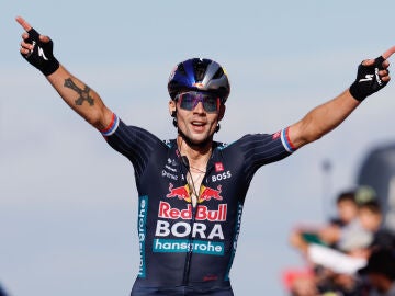 Primoz Roglic celebra la segunda victoria de su carrera en el Alto de Moncalvillo