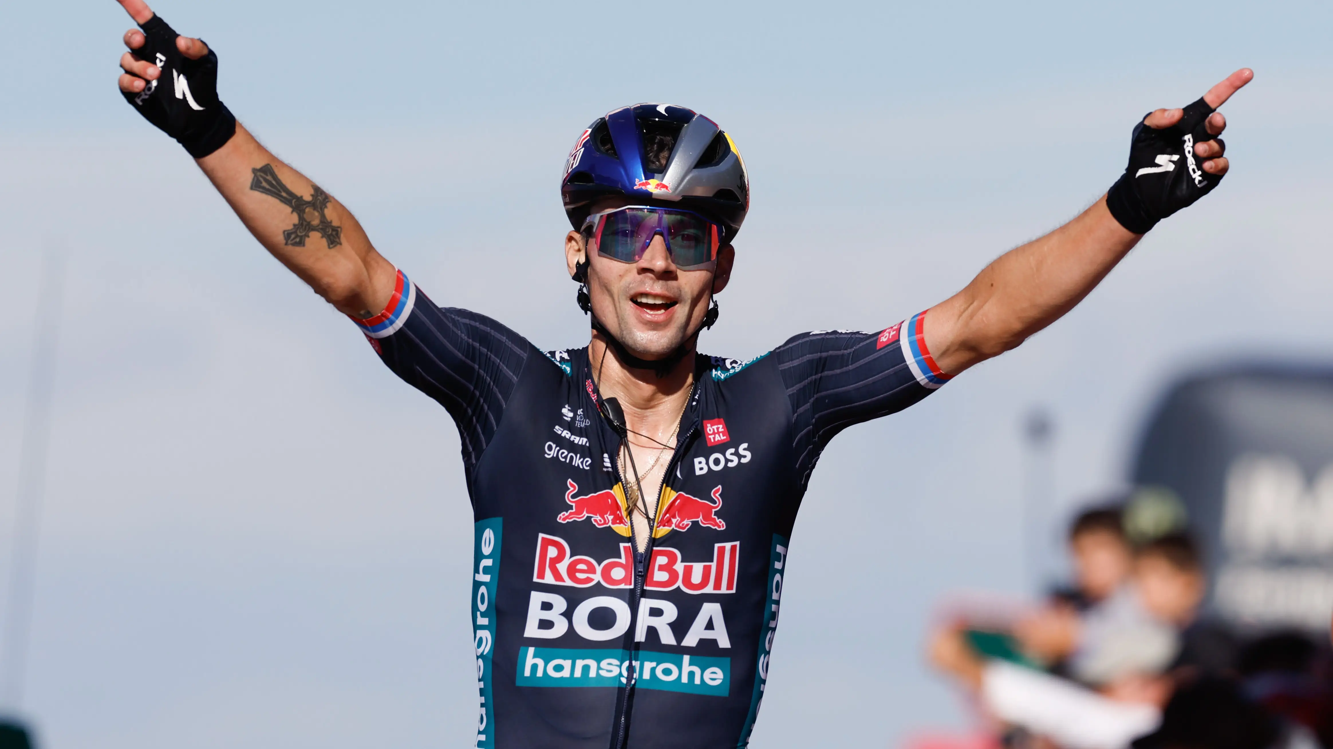 Primoz Roglic celebra la segunda victoria de su carrera en el Alto de Moncalvillo
