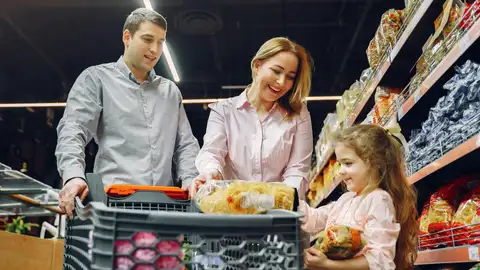 Una familia compra en el supermercado Una familia compra en el supermercado