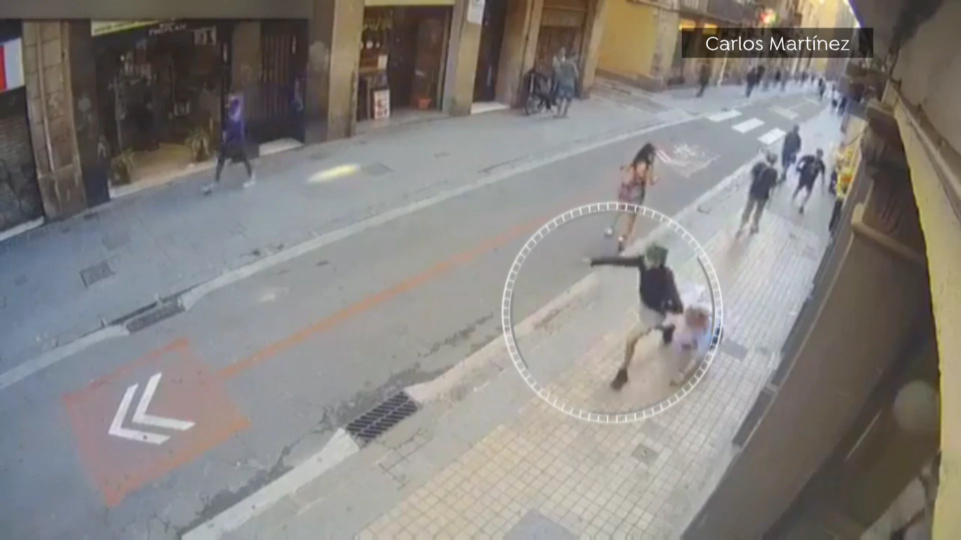 Ladrón tira a una mujer al suelo para robarle Ladrón tira a una mujer al suelo para robarle