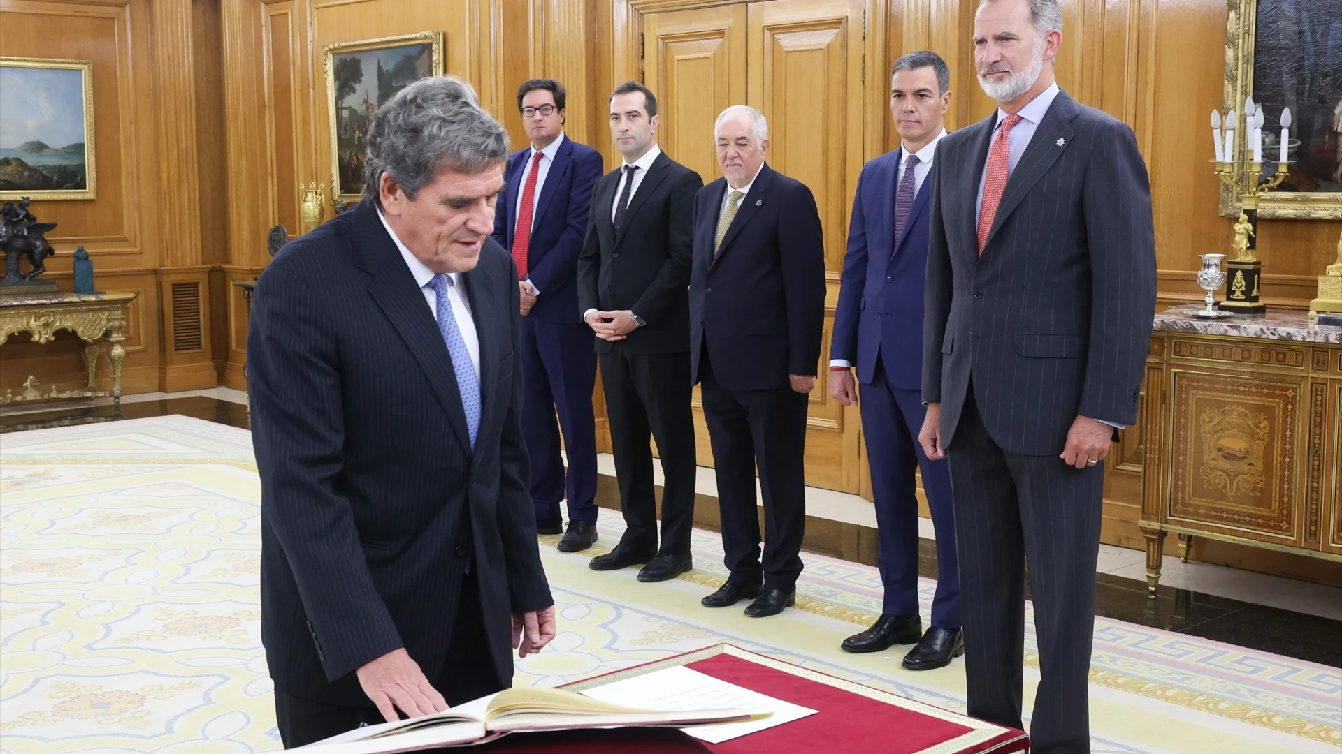 José Luis Escrivá promete su nuevo cargo ante el rey Felipe VI José Luis Escrivá promete su nuevo cargo ante el rey Felipe VI