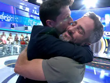 El efusivo beso entre Roberto Leal y Jorge Luengo gracias a Hombres G El efusivo beso entre Roberto Leal y Jorge Luengo gracias a Hombres G