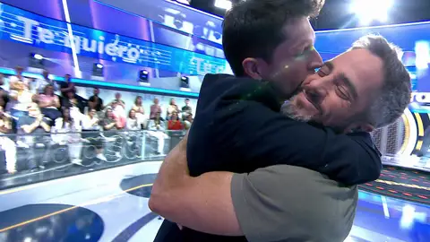 El efusivo beso entre Roberto Leal y Jorge Luengo gracias a Hombres G El efusivo beso entre Roberto Leal y Jorge Luengo gracias a Hombres G