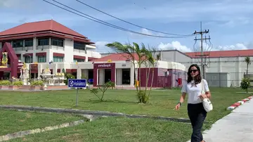 Silvia Bronchalo a su salida de la cárcel de Surat Thani, tras visitar a su hijo este viernes. Silvia Bronchalo a su salida de la cárcel de Surat Thani, tras visitar a su hijo este viernes.