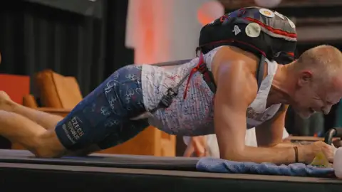 Josef Salek en su último récord Guinness Josef Salek en su último récord Guinness