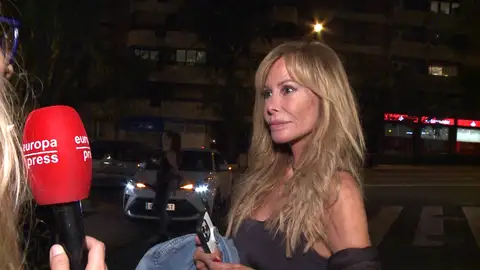 Lara Dibildos haciendo declaraciones a la prensa Lara Dibildos haciendo declaraciones a la prensa