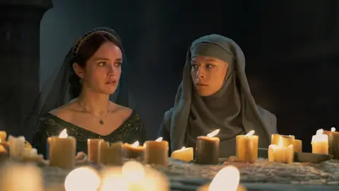Olivia Cooke y Emma D'Arcy como Alicent y Rhaenyra en la temporada 2 de La Casa del Dragón Olivia Cooke y Emma D'Arcy como Alicent y Rhaenyra en la temporada 2 de La Casa del Dragón