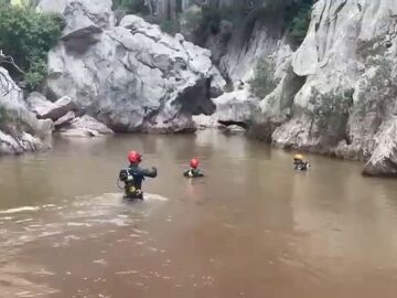 Imagen de la Guardia Civil buscando el cuerpo del excursionista británico en Mallorca.