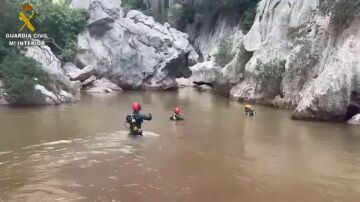 Imagen de la Guardia Civil buscando el cuerpo del excursionista británico en Mallorca.