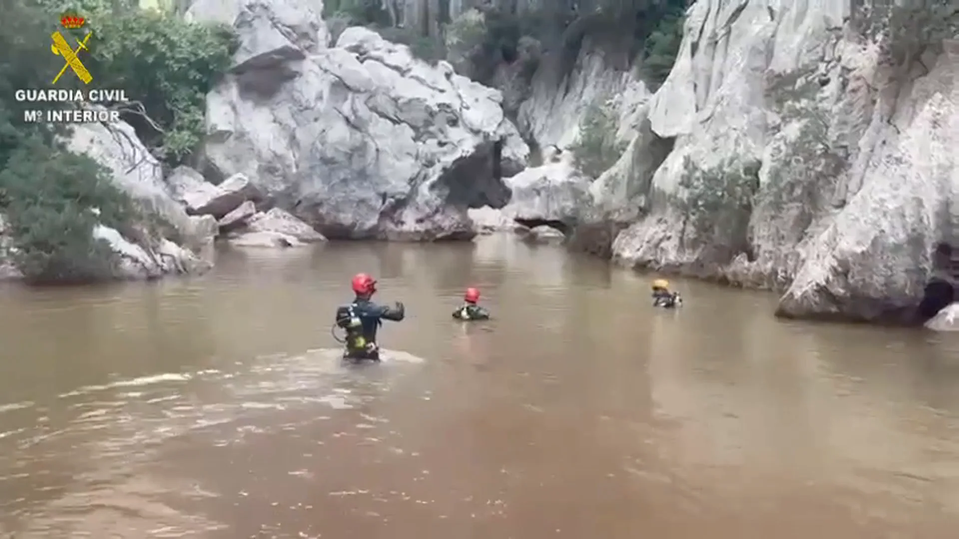 Imagen de la Guardia Civil buscando el cuerpo del excursionista británico en Mallorca. Imagen de la Guardia Civil buscando el cuerpo del excursionista británico en Mallorca.