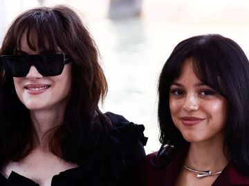 Winona Ryder y Jenna Ortega en El Festival de Cine de Venecia