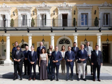 El líder del PP, Alberto Núñez Feijóo (c), posa para una foto de familia con los presidentes autonómicos