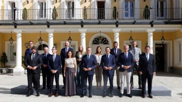 El líder del PP, Alberto Núñez Feijóo (c), posa para una foto de familia con los presidentes autonómicos