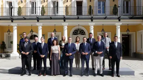 El líder del PP, Alberto Núñez Feijóo (c), posa para una foto de familia con los presidentes autonómicos El líder del PP, Alberto Núñez Feijóo (c), posa para una foto de familia con los presidentes autonómicos