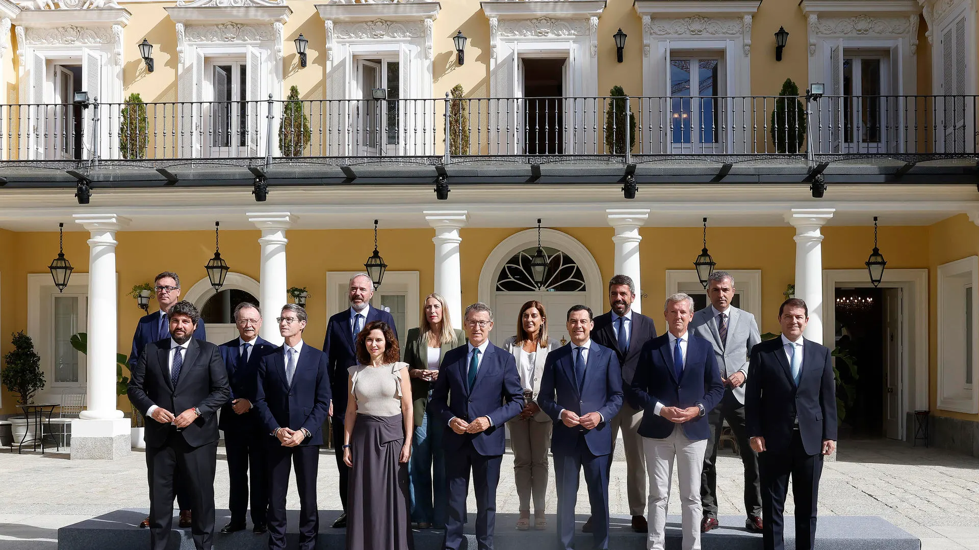 El líder del PP, Alberto Núñez Feijóo (c), posa para una foto de familia con los presidentes autonómicos El líder del PP, Alberto Núñez Feijóo (c), posa para una foto de familia con los presidentes autonómicos