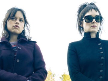 Jenna Ortega y Winona Ryder en Bitelchús Bitelchús