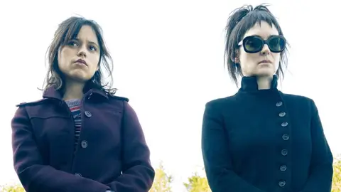Jenna Ortega y Winona Ryder en Bitelchús Bitelchús Jenna Ortega y Winona Ryder en Bitelchús Bitelchús