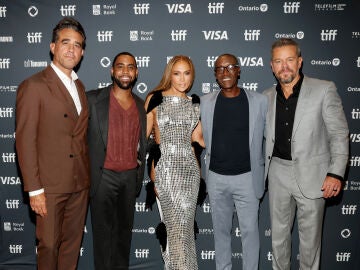 Jennifer Lopez en el Festival de Cine de Toronto junto a Bobby Cannavale, Jharrel Jerome, Don Cheadle y Matt Damon