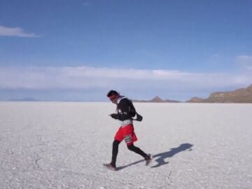 Paul Lázaro compitiendo en el desierto de sal más grande del mundo